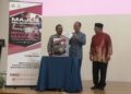 DR. Mushaddad Hasbullah (kiri sekali) mengiringi Timbalan Naib Canselor, Hal Ehwal Pelajar dan Alumni USIM, Prof. Dato. Dr. Adnan Mohamed Yusoff (tengah) melancarkan Tabung Endowmen Ibnu Ummi Maktum USIM pada Majlis Apresiasi Barakah PWZ 2024 di USIM, Nilai, Seremban hari ini.-UTUSAN /NUR SHARIEZA ISMAIL.