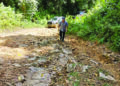 JALAN tanah merah menuju ke Kampung Buayan, Penampang yang hanya boleh diakses oleh kenderaan pacuan empat roda.