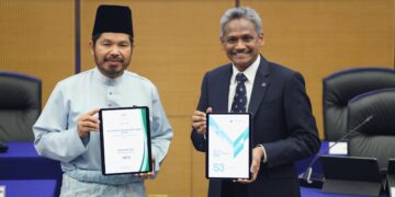 Ketua Perangkawan, Datuk Seri Mohd. Uzir Mahidin (kiri) dan Gabenor Bank Negara Malaysia (BNM), Datuk Abdul Rasheed Ghaffour (kanan)  ketika sidang media Prestasi Ekonomi Suku Ketiga 2024 di Sasana Kijang, semalam.