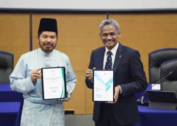 Ketua Perangkawan, Datuk Seri Mohd. Uzir Mahidin (kiri) dan Gabenor Bank Negara Malaysia (BNM), Datuk Abdul Rasheed Ghaffour (kanan)  ketika sidang media Prestasi Ekonomi Suku Ketiga 2024 di Sasana Kijang, hari ini.