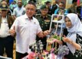 ADLY Zahari melihat pameran usahawan pada Program Pemerkasaan Usahawan Veteran ATM (PUVET ATM) Peringkat Negeri Sembilan di Seremban hari ini.-UTUSAN/MOHD. SHAHJEHAN MAAMIN.