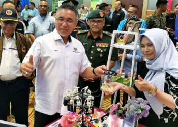 ADLY Zahari melihat pameran usahawan pada Program Pemerkasaan Usahawan Veteran ATM (PUVET ATM) Peringkat Negeri Sembilan di Seremban hari ini.-UTUSAN/MOHD. SHAHJEHAN MAAMIN.