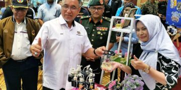 ADLY Zahari melihat pameran usahawan pada Program Pemerkasaan Usahawan Veteran ATM (PUVET ATM) Peringkat Negeri Sembilan di Seremban hari ini.-UTUSAN/MOHD. SHAHJEHAN MAAMIN.