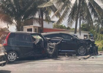 KEADAAN kereta yang bertembung dalam kemalangan berhampiran kedai keropok losong, Jalan Kadok-Ketereh, Kota Bharu, Kelantan hari ini.