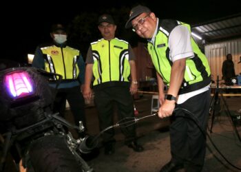 NORAZIZI Adinan (kanan) ketika turut-serta dalam Ops Gerak Kenderaan Bermotor Sempena Hari Ozon Sedunia Tahun 2024 berhampiran Plaza Tol Jambatan Pulau Pinang, malam tadi.