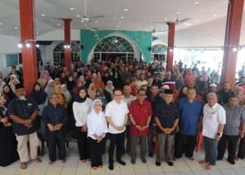 MOHAMED KHALED Nordin (tengah) dan Azizul Azily Ahmad bergambar bersama-sama para penerima Zakat Wakalah Boustead Petroleum Marketing Sdn. Bhd., di Masjid Muhajirin, Masai, Pasir Gudang/pix RAJA JAAFAR ALI