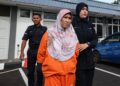 NORIZAN Ismail berdepan dengan tiga pertuduhan membunuh penuntut UiTM dibawa keluar dari Mahkamah Majistret Dungun. - UTUSAN/PUQTRA HAIRRY ROSLI