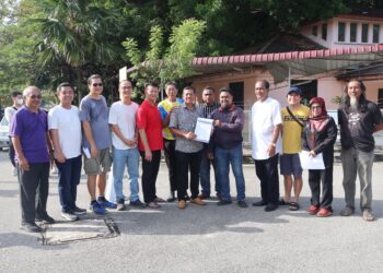 SEBAHAGIAN daripada penduduk setempat melakukan bantahan secara aman terhadap rancangan pembinaan asrama warga asing 32 tingkat di Juru, Bukit Mertajam, Pulau Pinang.-UTUSAN/IQBAL HAMDAN