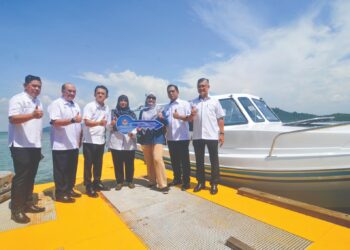 FADHLINA Sidek (tiga dari kanan) bergambar di hadapan bot baharu yang akan digunakan oleh warga 
SK Pulau Aman ketika hadir pada Majlis Penyerahan Bot kepada sekolah itu di Pulau Aman, dalam 
daerah Seberang Perai Selatan (SPS), Pulau Pinang. – UTUSAN/IQBAL HAMDAN