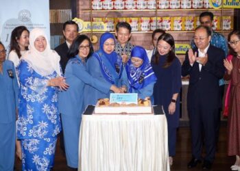 WAN AZIZAH Wan Ismail memotong kek sempena Sambutan Ulang Tahun ke-108 Persatuan Pandu Puteri Malaysia (PPPM) di Stripes Hotel, Kuala Lumpur, semalam. Turut hadir Hannah Yeoh (tiga, kanan) dan Yeoh Soo Keng (tiga, kiri). - UTUSAN / SADDAM YUSOFF