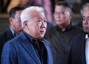 BUNG Moktar Radin dan isteri diperintah membela diri atas tiga pertuduhan rasuah RM2.8 juta membabitkan pelaburan Felcra Bhd. dalam unit amanah, secepat mungkin. - UTUSAN / FAIZ ALIFF ZUBIR