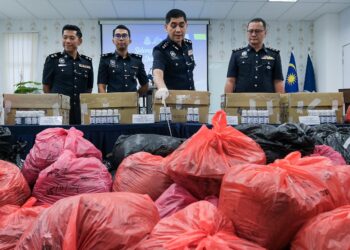 KU Mashariman Ku Mahmood (dua dari kiri) di sidang media berhubung kes tangkapan dan rampasan daun ketum dan ubat batuk di Ibu Pejabat Brickfields hari ni.