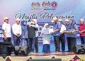 SAIFUDDIN Nasution Ismail menyampaikan dokumen pengenalan diri kepada Nur Syahmieza Balqis Abdullah manakala Fadhlina Sidek memeluk penjaga pelajar, Siti Farehan Mohd. Yusof ketika Majlis Pelancaran Program Mekar Didik di Sekolah Kebangsaan Permatang Pasir, Bandar Baharu, Kedah, pada 17 November lalu.