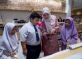 FADHLINA Sidek berbual bersama pelajar selepas merasmikan pembukaan MPH Bookstores (MPH) di Putrajaya. - UTUSAN/FAISOL MUSTAFA