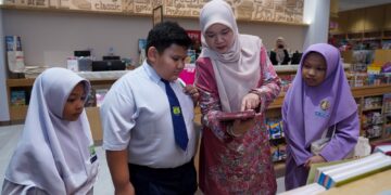 FADHLINA Sidek berbual bersama pelajar selepas merasmikan pembukaan MPH Bookstores (MPH) di Putrajaya. - UTUSAN/FAISOL MUSTAFA