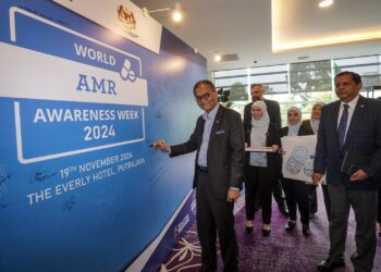 DZULKEFLY Ahmad menandatangani sebagai tanda sokongan Awareness Week (AMR) pada sambutan Minggu Kesedaran Kerintangan Antimikrob (AMR) 2024 Peringkat Kebangsaan di Putrajaya. - UTUSAN/FAISOL MUSTAFA