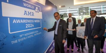 DZULKEFLY Ahmad menandatangani sebagai tanda sokongan Awareness Week (AMR) pada sambutan Minggu Kesedaran Kerintangan Antimikrob (AMR) 2024 Peringkat Kebangsaan di Putrajaya. - UTUSAN/FAISOL MUSTAFA