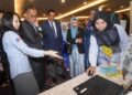 DZULKEFLY Ahmad melawat ruang pameran selepas sambutan Minggu Kesedaran Kerintangan Antimikrob (AMR) 2024 Peringkat Kebangsaan di Putrajaya. - UTUSAN/FAISOL MUSTAFA