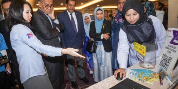 DZULKEFLY Ahmad melawat ruang pameran selepas sambutan Minggu Kesedaran Kerintangan Antimikrob (AMR) 2024 Peringkat Kebangsaan di Putrajaya. - UTUSAN/FAISOL MUSTAFA