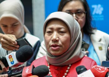 Menteri Pembangunan Wanita, Keluarga dan Masyarakat, Datuk Seri Nancy Shukri bercakap pada sidang akhbar selepas Sambutan Hari Kanak-Kanak Sedunia di Menara Ken TTDI di sini, hari ini./PIX FARIZ RUSADIO