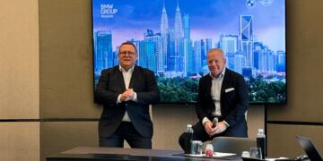 Jean-Philippe Parain (kanan) dan Benjamin Nagel (kiri) dalam Meja Bulat Strategi Jenama BMW Group Malaysia di sini.