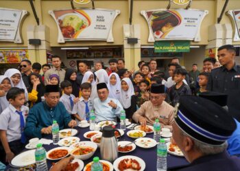 ANWAR Ibrahim beramah mesra dengan pelajar sekolah ketika hadir meluangkan masa menjamu selera di Medan Selera Presint 9, Putrajaya. - UTUSAN/FAISOL MUSTAFA