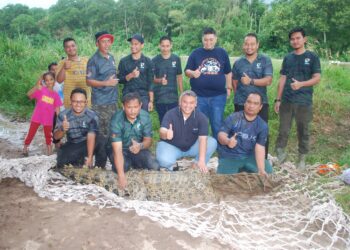 RAIS Yasin dan anggota Perhilitan bersama seekor buaya tembaga jantan yang memasuki perangkap di Sungai Malim, Taman Malim Jaya, Melaka. - UTUSAN/AMRAN MULUP