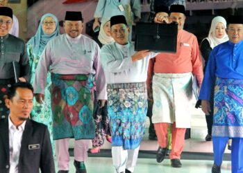 AMINUDDIN Harun sebelum membentangkan Belanjawan Negeri Sembilan Tahun 2025 yang bertemakan Bersama Membina Negeri Madani di DUN Negeri Sembilan, Seremban hari ini.-UTUSAN/MOHD. SHAHJEHAN MAAMIN.