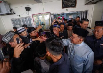 ANWAR Ibrahim beramah mesra dengan rakyat di Surau Al-Husna di Presint 9, Putrajaya. - UTUSAN/FAISOL MUSTAFA