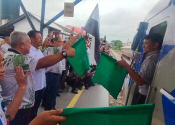 WAN Rosdy ( kanan ) menyempurnakan flag off sempena program Pahang Rail Tourism 2024 di stesen Kereta api Tanah Melayu di Lipis hari ini. UTUSAN/ SALEHUDIN MAT RASA