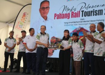 WAN ROSDY Wan Ismail menyampaikan sijil penghargaan kepada ejen pelancongan sempena program Pahang Rail Tourism 2024 di Lipis hari ini.