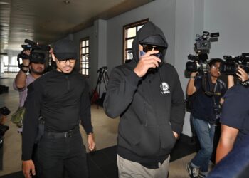 SEORANG anggota polis yang disyaki mencuri barang kemas milik seorang wanita meninggal dunia di dalam kereta ketika dihadapkan ke Mahkamah Majistret Kuala Lumpur hari ini. UTUSAN/SYAKIR RADIN