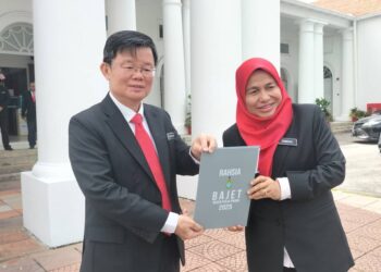 CHOW Kon Yeow dan Pegawai Kewangan Negeri, Datuk Zabidah Safar menunjukkan dokumen Bajet 2025 yang dibentangkan dalam sidang Dewan Undangan Negeri (DUN) Pulau Pinang, hari ini.