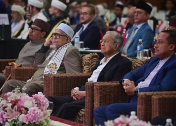 MAHATHIR Mohamad (dua, kanan) dan Abdul Hadi Awang (tiga, kanan) hadir pada Persidangan Antarabangsa Terengganu  2024, Kuala Terengganu, hari ini. - UTUSAN/PUQTRA HAIRRY ROSLI