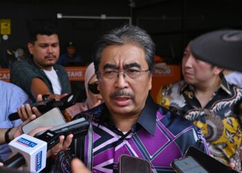 JOHARI Abdul Ghani ketika ditemui pemberita pada Majlis Pembukaan Sambal Bakar On Fire Ampang Jaya di sini hari ini. - UTUSAN/SYAKIR RADIN