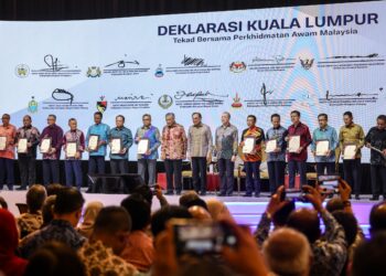 ANWAR Ibrahim (tengah) bergambar bersama Setiausaha Kerajaan Negeri selepas sesi menandatangani Deklarasi Kuala Lumpur: Tekad Bersama Perkhidmatan Awam Malaysia sempena Majlis Perasmian Program Dua Tahun MADANI (2TM) dan Konvensyen Nasional Reformasi Perkhidmatan Awam 2024 di Pusat Konvensyen Kuala Lumpur (KLCC) di sini, hari ini. -UTUSAN/FARIZ RUSADIO