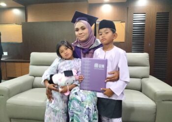 EZURIA Edora Dzafrul Akhtar bersama dua anaknya ketika memegang skrol ijazah yang diperoleh arwah suaminya, Isma Farid Idris dalam Upacara Konvokesyen USM di Pulau Pinang, hari ini. - UTUSAN/SAFINA RAMLI