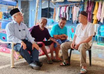 HASSAN Karim (kiri) bertanya khabar pada Mohd Rudi Abdul Rahman (kànan bapa   arwah Mohd Ridzwan bersama isteri Linda Mohd A.Aziz akibat kemalangan maut) di Block 51, Taman Cendana, Pasir Gudang disini hari ini. - UTUSAN/BAAZLAN IBRAHIM