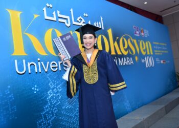 SISSY Iman menerima Ijazah Sarjana Muzik (Penyelidikan) pada Istiadat Konvokesyen UiTM Ke-100 dekat Dewan Agong Tuanku Canselor (DATC), UiTM Shah Alam, Selangor, hari ini. - UTUSAN / ABDUL RAZAK IDRIS