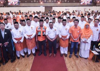 MOHAMAD Sabu (tengah) dan Naib Presiden PKR, Datuk Seri Amirudin Shari bergambar bersama perwakilan Amanah Selangor dalam Konvensyen Amanah Negeri Selangor 2024 di Pusat Konvensyen Midlands, Shah Alam, Selangor hari ini-FOTO/ M. FIRDAUS M. JOHARI