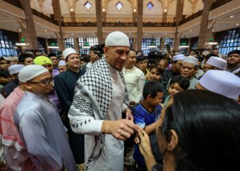 LEGENDA ragbi dunia dan New Zealand, Sonny Bill Williams beramah mesra bersama para jemaah selepas menunaikan solat Subuh pada Program Geng Subuh Macam Jumaat di Masjid Putra di sini, pada Februari lalu. - UTUSAN/FARIZ RUSADIO