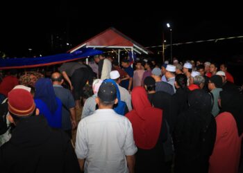 SUASANA pilu mengiringi jenazah tiga beranak yang maut dalam kemalangan di Setiu, Terenggau sebaik tiba untuk dikebumikan di Tanah Perkuburan Islam Kampung Maras, Langgar, Kota Bharu, Kelantan-UTUSAN/KAMARUL BISMI KAMARUZAMAN