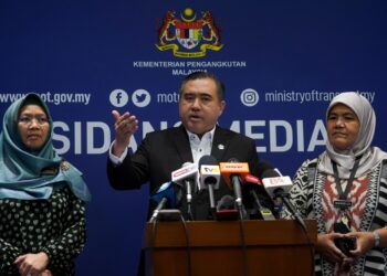 ANTHONY Loke selepas Mesyuarat Pasukan Petugas Logistik Kebangsaan (NLTF) di Sepang. - UTUSAN/FAISOL MUSTAFA