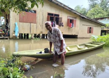 PERAHU menjadi pengangkutan utama penduduk selepas kawasan rumah mereka di Kampung Tersang, Rantau Panjang, Kelantan ditenggelami banjir sejak kelmarin-UTUSAN/ROHANA ISMAIL.