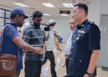 S. NAGESHVARAN (dua dari kiri) didakwa memandu di bawah pengaruh alkohol  sehingga menyebabkan kematian pasangan suami isteri di Mahkamah Sesyen Johor Bahru.