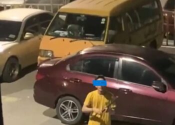 TANGKAP layar seorang lelaki memegang cota yang digunakan mencederakan seorang pesara tentera kerana menegur bunyi ekzos kereta yang kuat di Masai, Pasir Gudang.