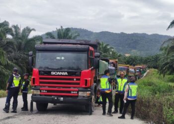 ANGGOTA penguat kuasa melakukan pemeriksaan terhadap puluhan lori yang beroperasi di sebuah kawasan kuari di Labu, Seremban hari ini.