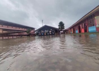 KEADAAN SK Bukit Puteri yang dinaiki air dalam kejadian banjir di Besut, hari ini. - UTUSAN/WAN ZURATIKAH IFFAH WAN ZULKIFLI