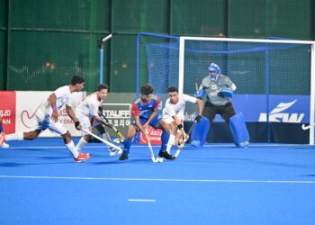 ANTARA aksi skuad hoki remaja kebangsaan menentang Oman pada perlawanan kedua peringkat Kumpulan B Piala Remaja Asia 2024 di Stadium Hoki Oman, Muscat, hari ini. - IHSAN AHF