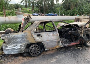 KERETA Proton Iswara yang terlibat kemalangan dan terbakar di Kampung Lanchang, Jalan Jasin-Merlimau, Melaka.